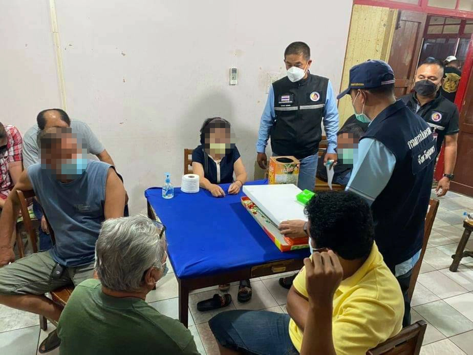 บุกรวบ 12 นักพนันตั้งวงเล่นไพ่ในสโมสรรถไฟชุมพร