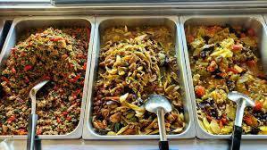 ข้าวแกง”โพธิ์ทอง” แจกฟรีกินฟรี ช่วยเหลือกันในช่วงโควิด