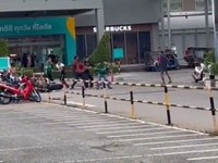 ไรเดอร์ยกพวกปะทะวัยรุ่นเจ้าถิ่นกลางห้างดังปมมองหน้า