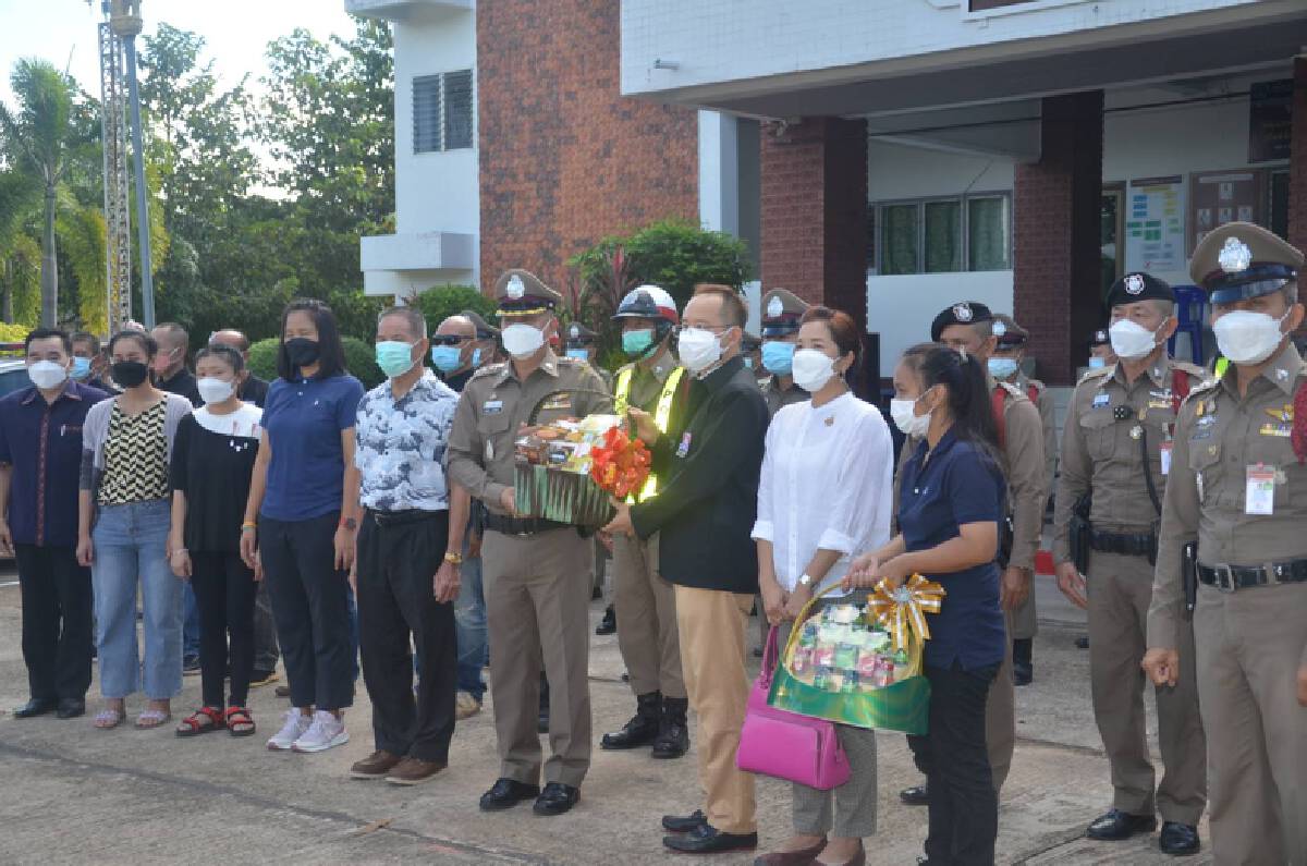 มอบกระเช้าขอบคุณตำรวจจับทันควันคนร้ายควงมีดอีโต้จี้ชิงทอง