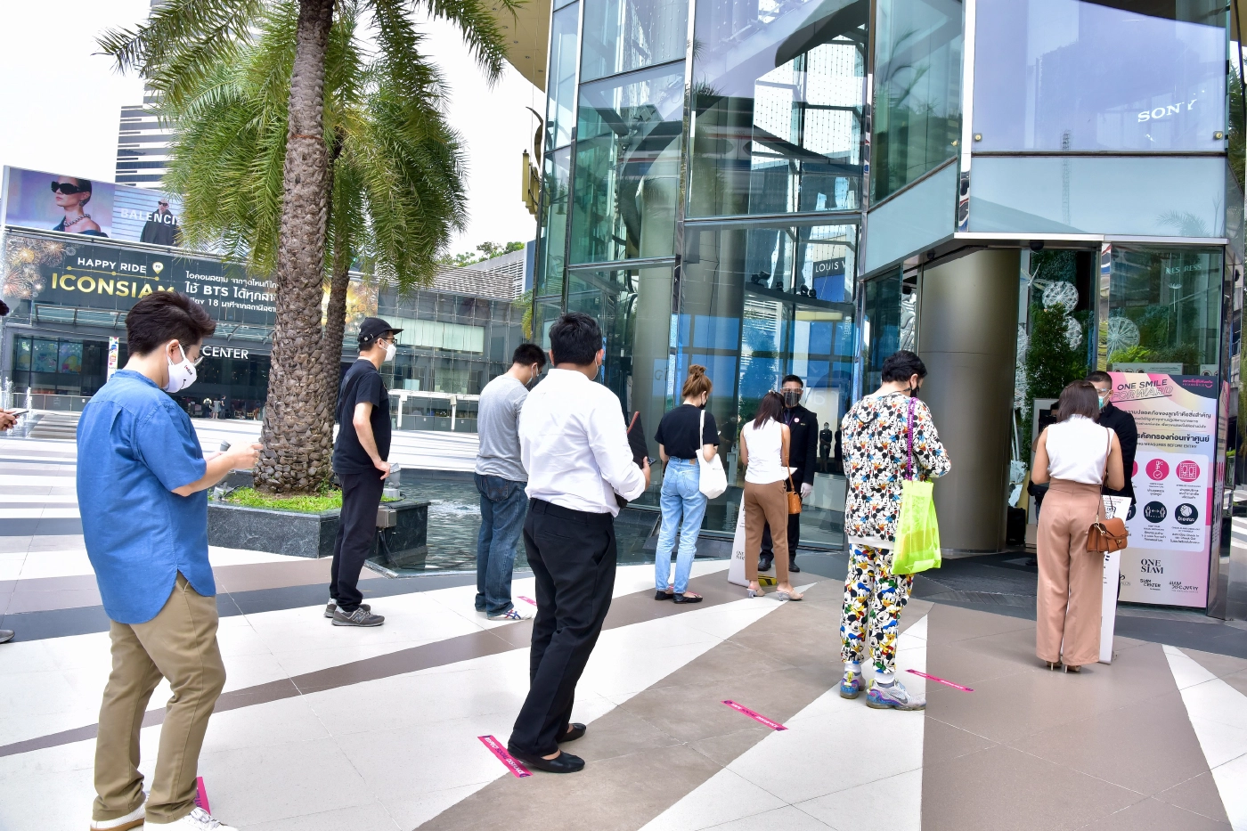 คลายล็อกดาวน์วันแรก ผู้คนกล้าออกมาใช้ชีวิต