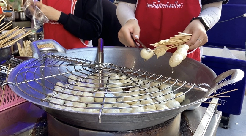 ขายไม่ทัน ! "เทศกาลลูกชิ้นยืนกินบุรีรัมย์" คึกคัก