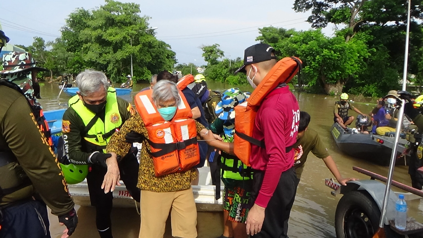 ป่าโมกน้ำท่วมขยายวงกว้าง ร่วมกตัญญูนำกำลังกว่า 60 นายเข้าช่วยเหลือประชาชน