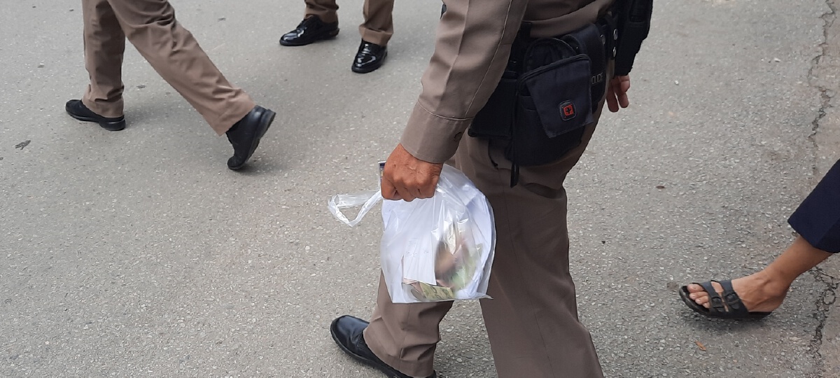 รวบป้าสุดซวย-ลืมโพยหวยห้อยไว้หน้าจยย.