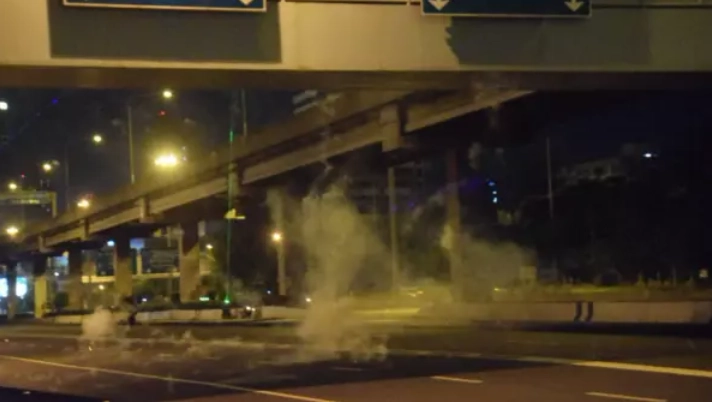 นึกว่าไม่มา! ม็อบทะลุแก๊สรวมตัวจุดพลุปาระเบิด ประทัดยักษ์ ใส่เจ้าหน้าที่