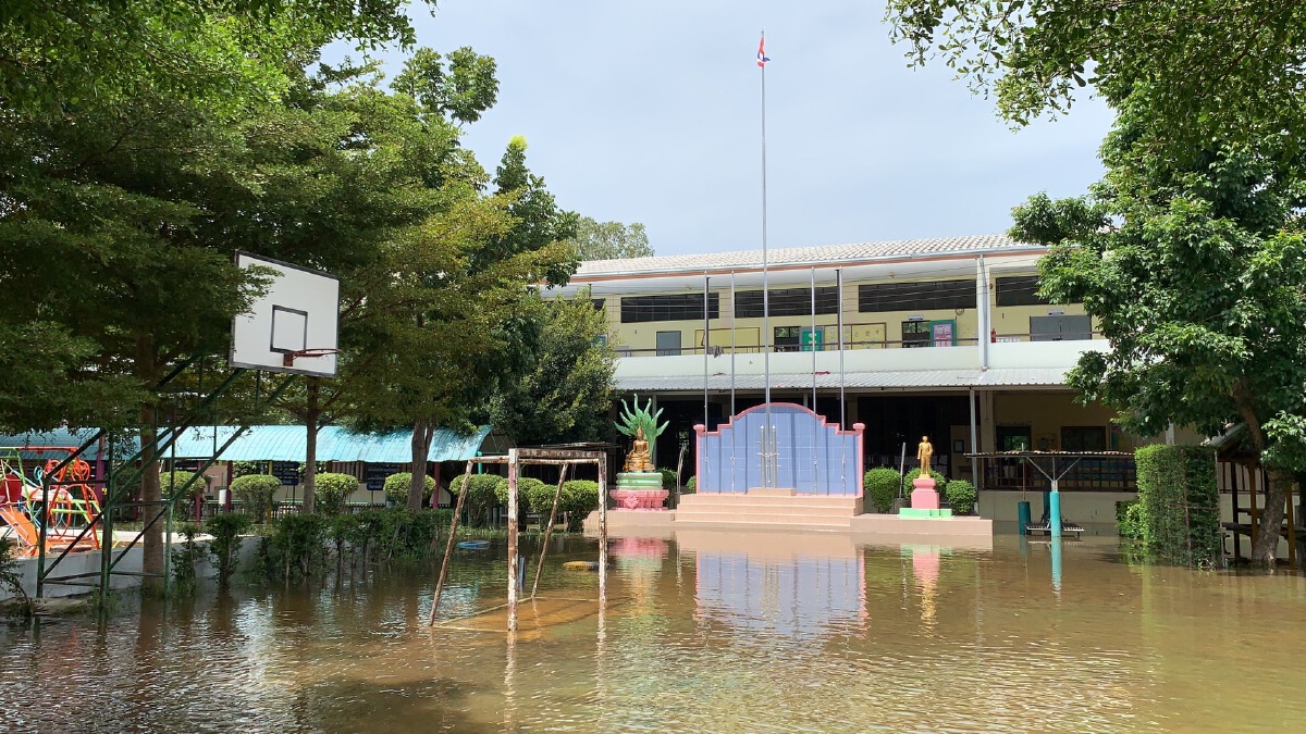 น้ำทะลักท่วมโรงเรียนโป่งสามัคคี 300 ครัวเรือนจม