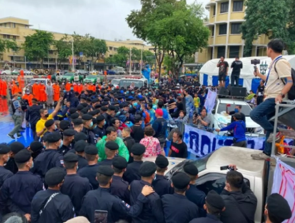 “แอมมี่ เดอะบอตทอมบลูส์ ” โดนอีก อัยการยื่นฟ้องคดีม๊อบ 13 ต.ค. มีการทำร้าย คฝ.