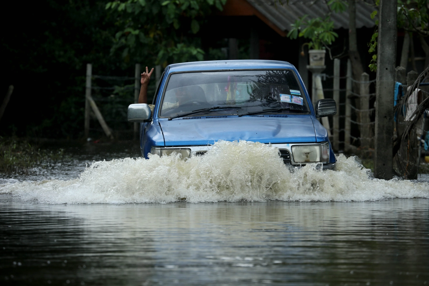 เปิดวิธีขับรถลุยน้ำท่วมและการดูแลหลังรถผ่านการลุยน้ำ