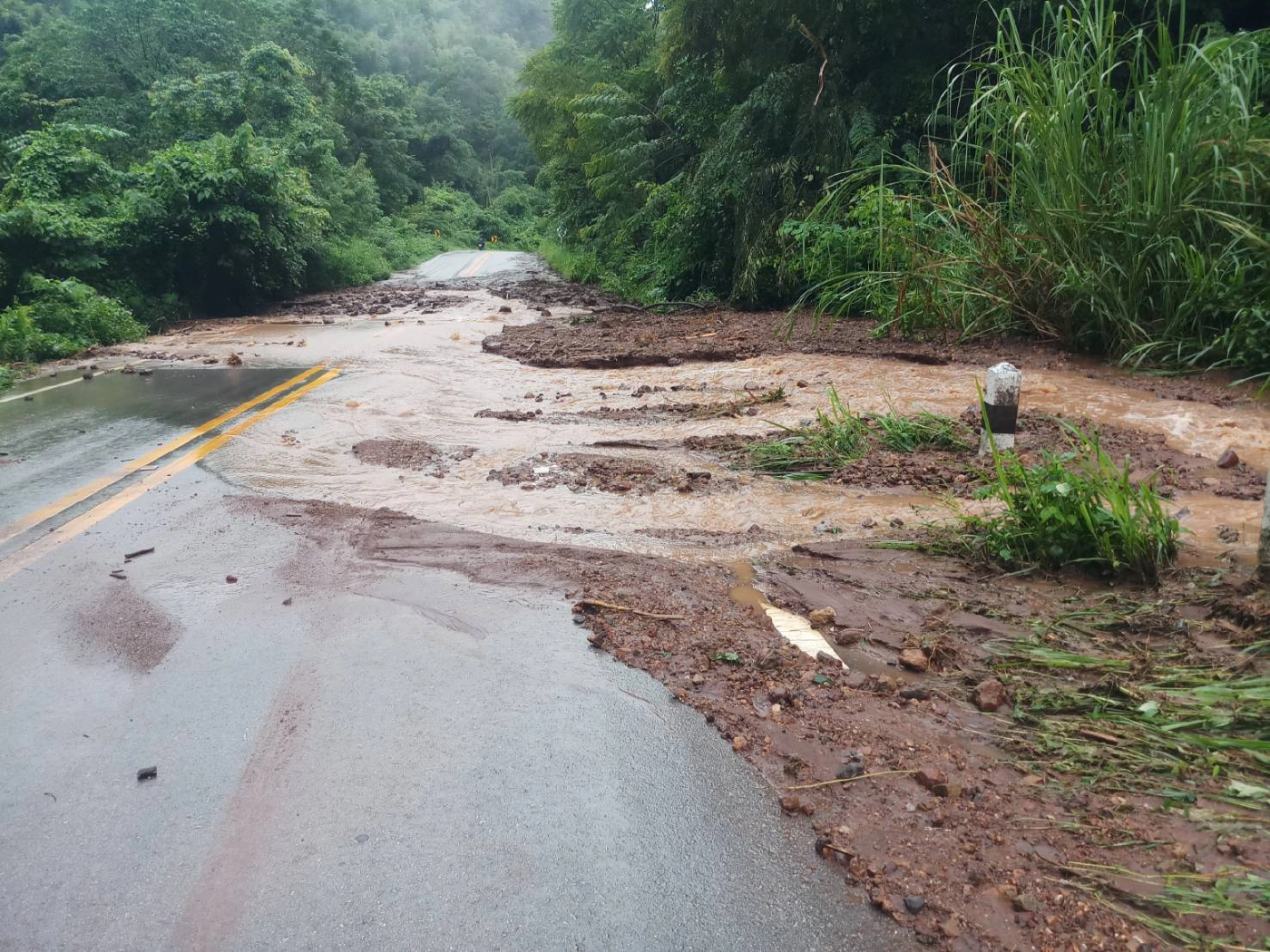 น้ำป่าทะลักท่วมพื้นที่ ต.กกทอง บ้านเรือนเสียหาย