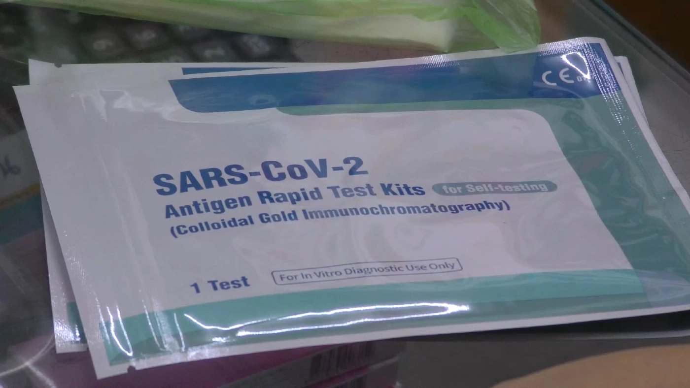 ประชาชนกลุ่มเสี่ยง แห่รับชุดตรวจ ATK ฟรี