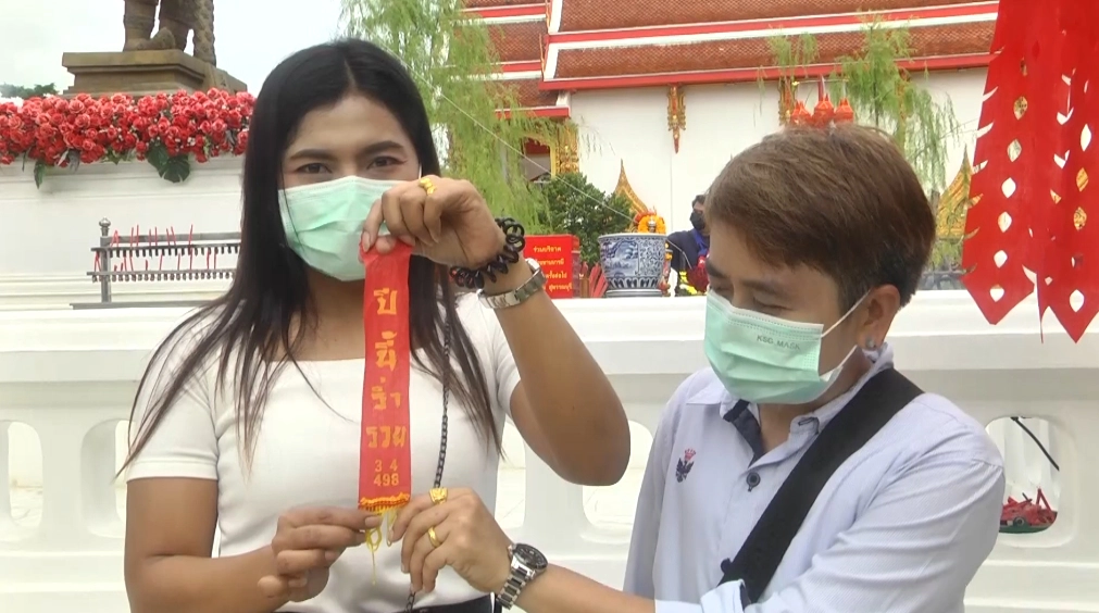 คอหวยแห่เขย่าเซียมซียักษ์ ขอโชคลาภท้าวเวสสุวรรณคึกคัก