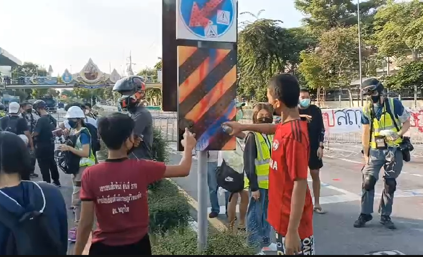 นางเลิ้งเดือด! ม็อบทะลุฟ้าปะทะปาสีใส่ คฝ. ก่อนถูกโต้หนักต้องถอยร่น