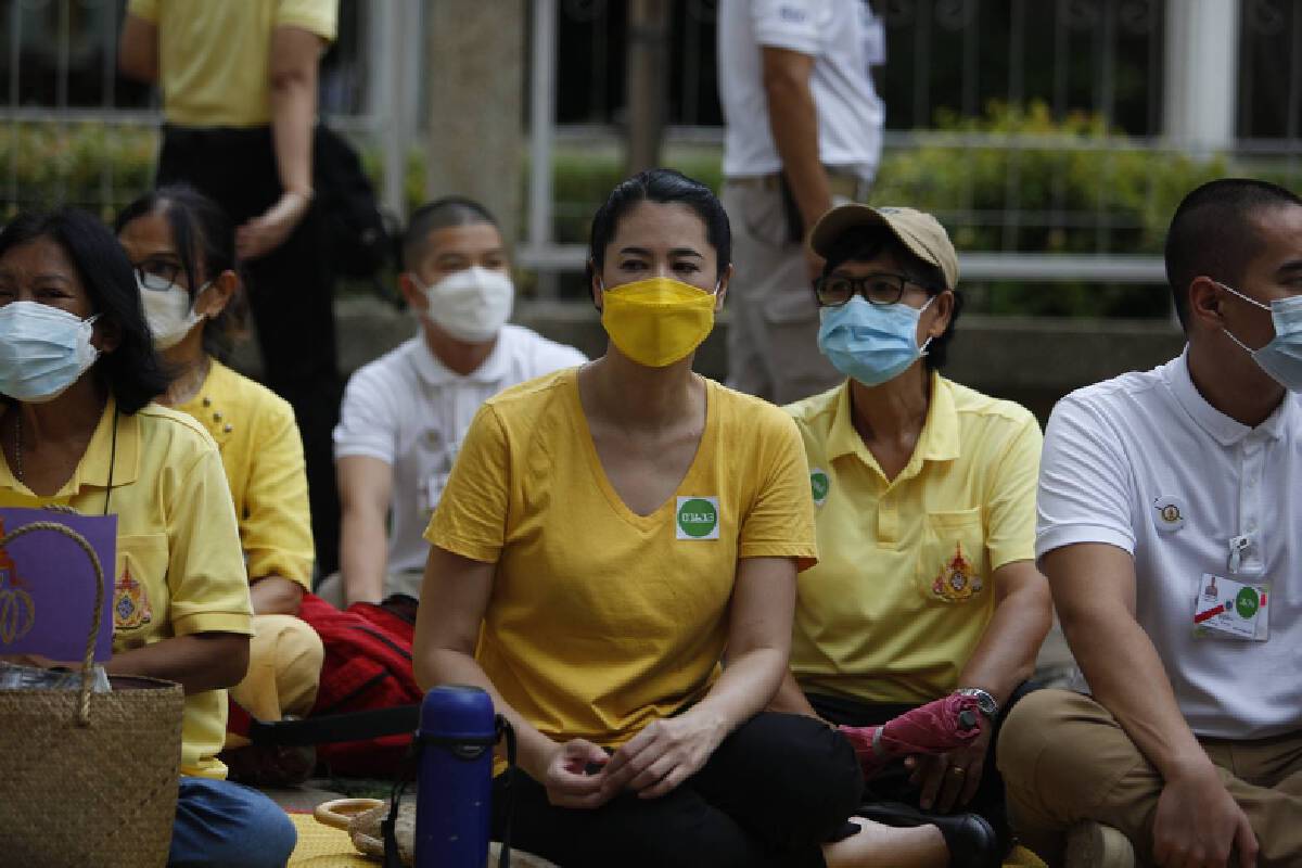 ประชาชนรอเฝ้ารับเสด็จ ในหลวง-ราชินี ทรงวางพวงมาลา วันมหิดล