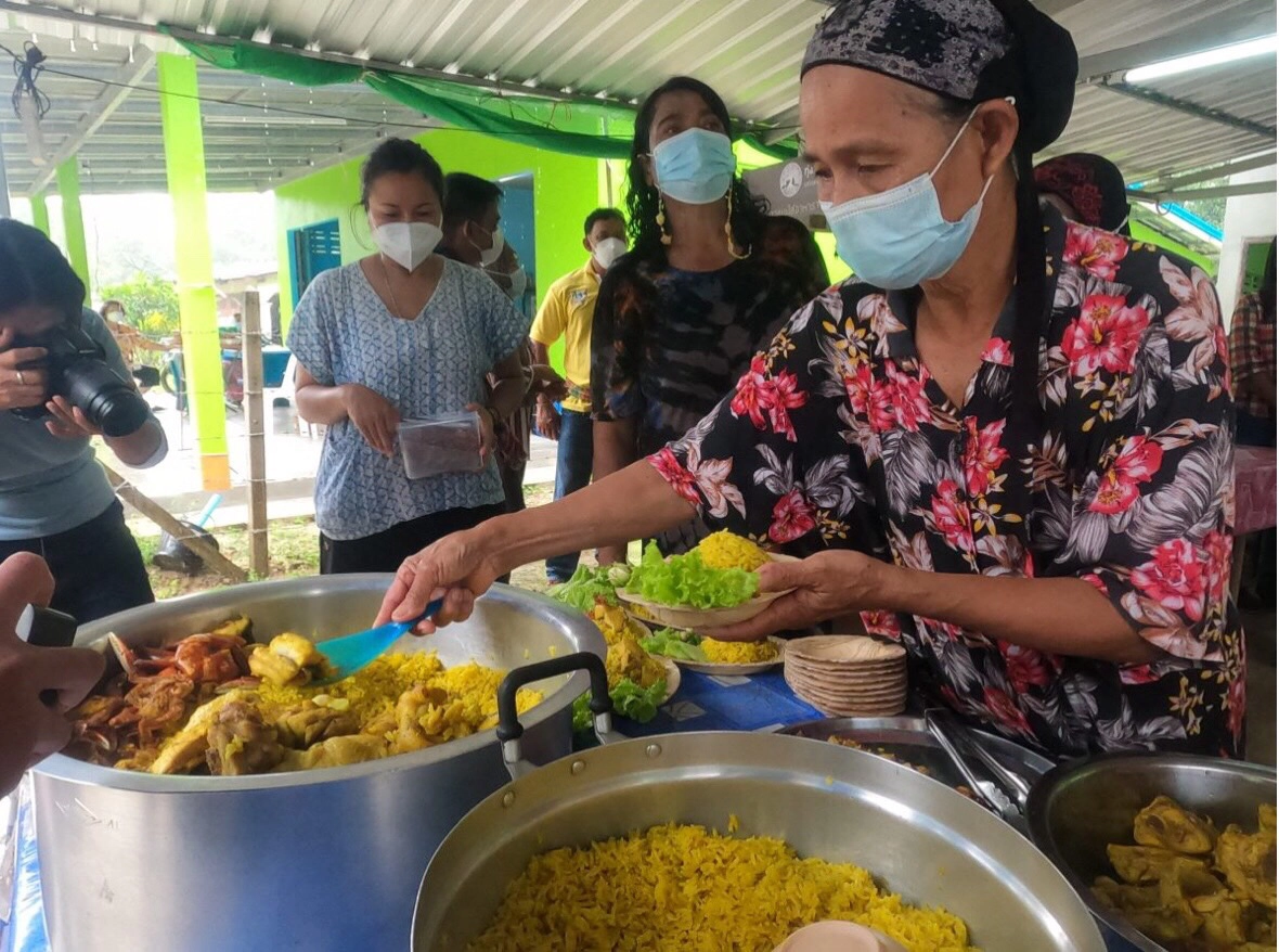 "ข้าวหมกไก่รักษ์โลก" ใช้จานใบจากแทนกล่องพลาสติก