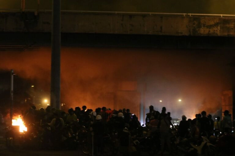 ป่วนตามนัด! ม็อบทะลุแก๊สรวมตัวแยกเหลี่ยมดินแดง ขว้างปาประทัดยักษ์-เผายาง