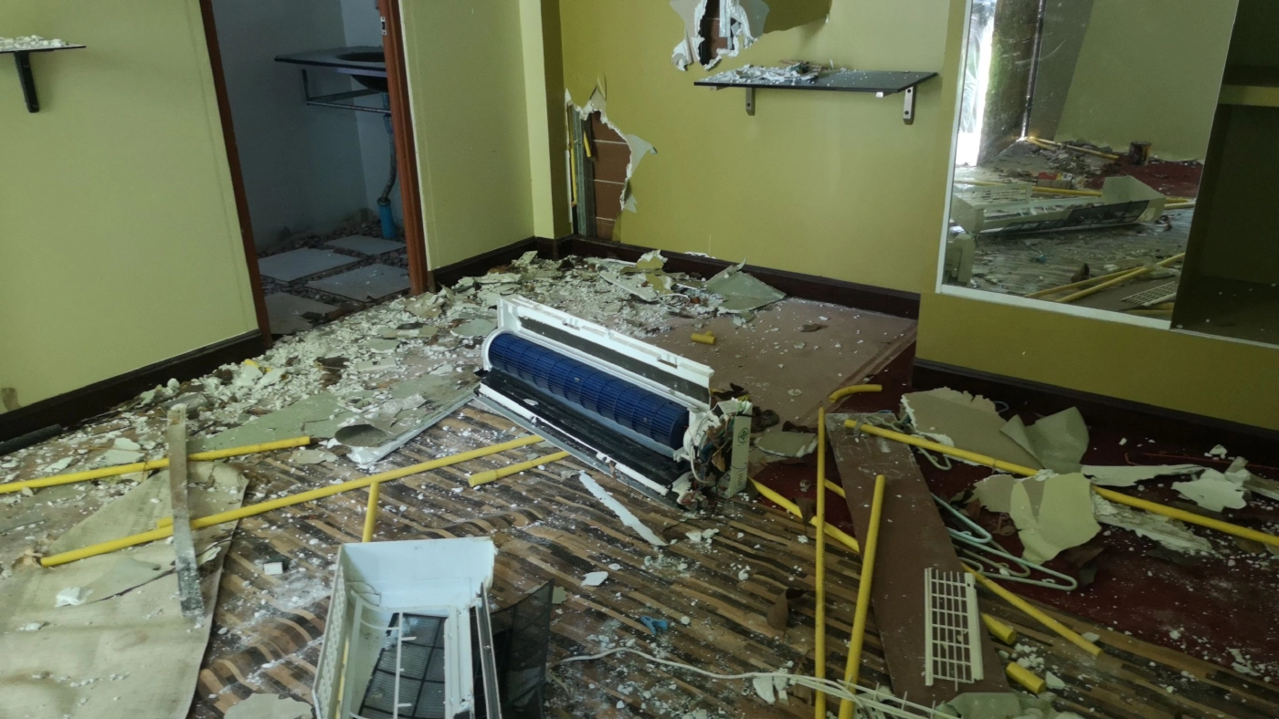 ตรวจสอบรีสอร์ทถูกทุบพังยับบนเกาะสุกร เสียหายกว่า 2 ล้าน