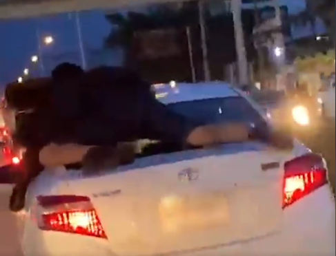 แชร์สนั่น! หนุ่มวิญญาณสไปเดอร์แมนกระโดดเกาะรถง้อสาวกลางถนน