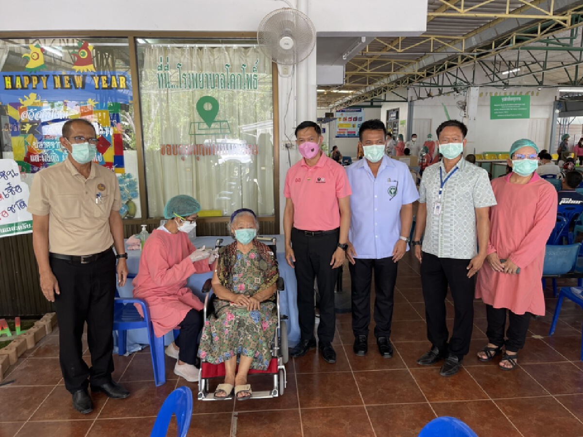 102 ปียังแจ๋ว ภาพน่ารักคุณตาปั่นจักรยานมารับวัคซีน