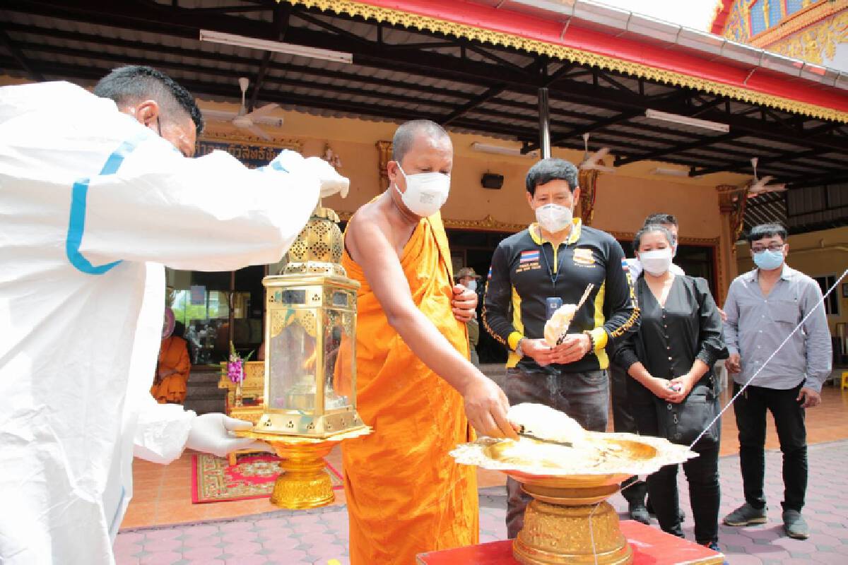 สุดอาลัย! ไทด์ เอกพันธ์ นำร่าง แสงสุรีย์ ถึงวัด ฌาปนกิจแบบเรียบง่าย
