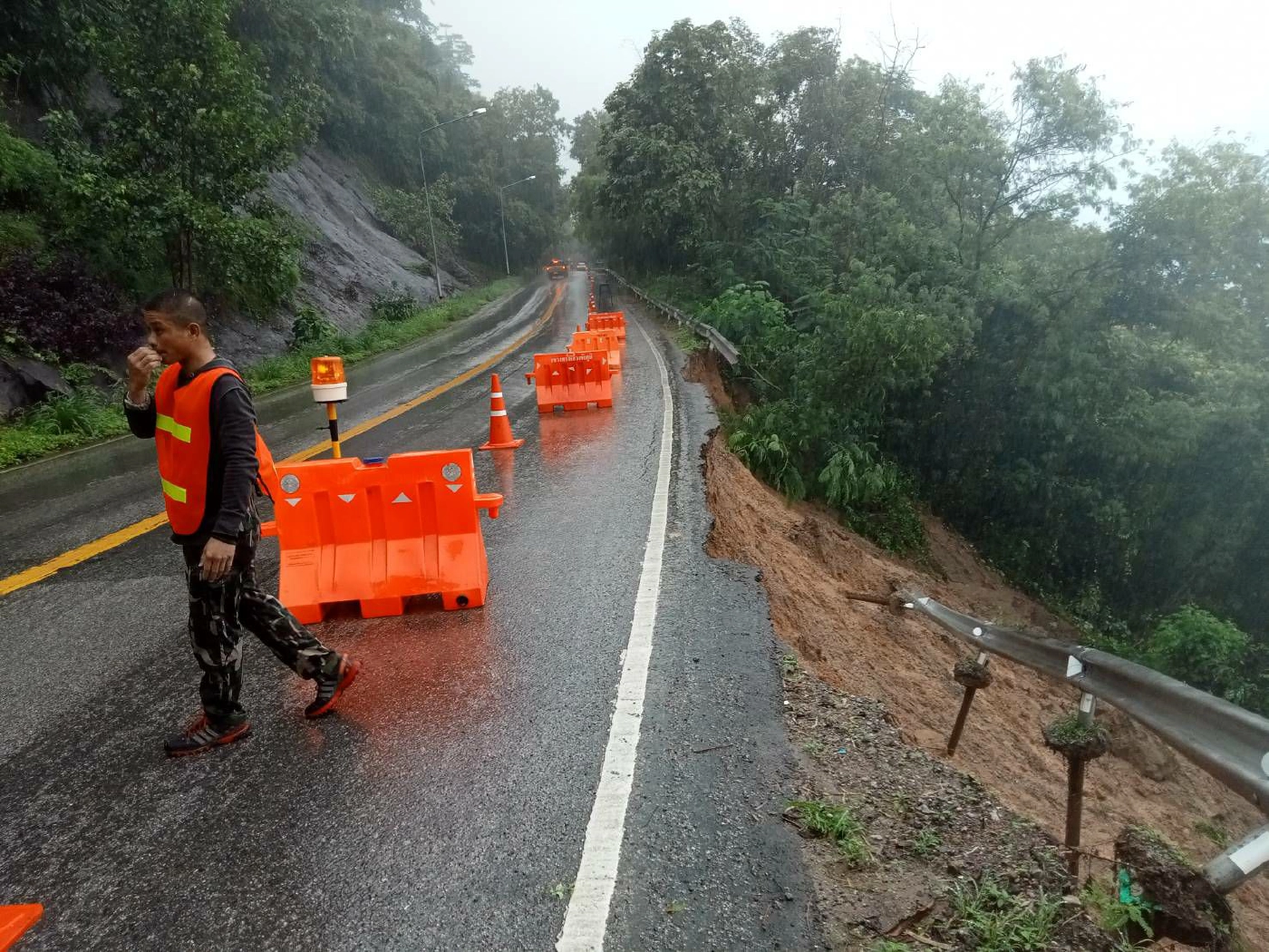 ฝนถล่มหนักบนเขาภูแลนคาเกิดดินหินโคลนถล่มใช้ถนนได้เลนเดียว