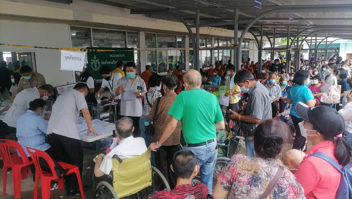 พอ.สว.ลำปาง ฉีดวัคซีน "ซิโนฟาร์ม"พระราชทานแก่กลุ่มเปราะบาง