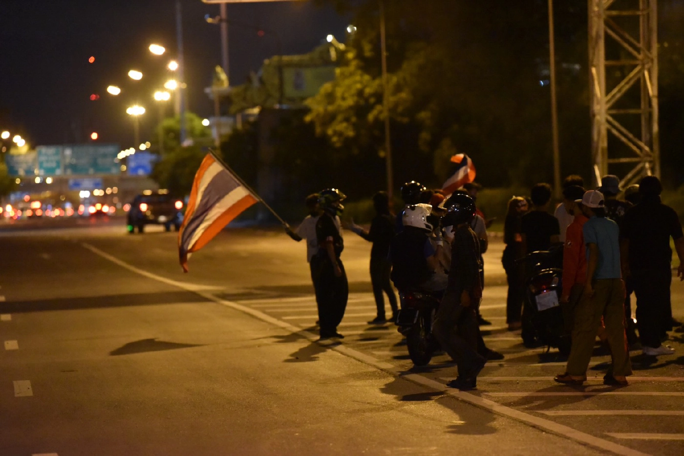 มาตามนัด ม็อบทะลุแก๊สดินแดง 2 ก.ย. รวมตัวป่วนจุดไฟเผายางรถ-ป้อมตำรวจ