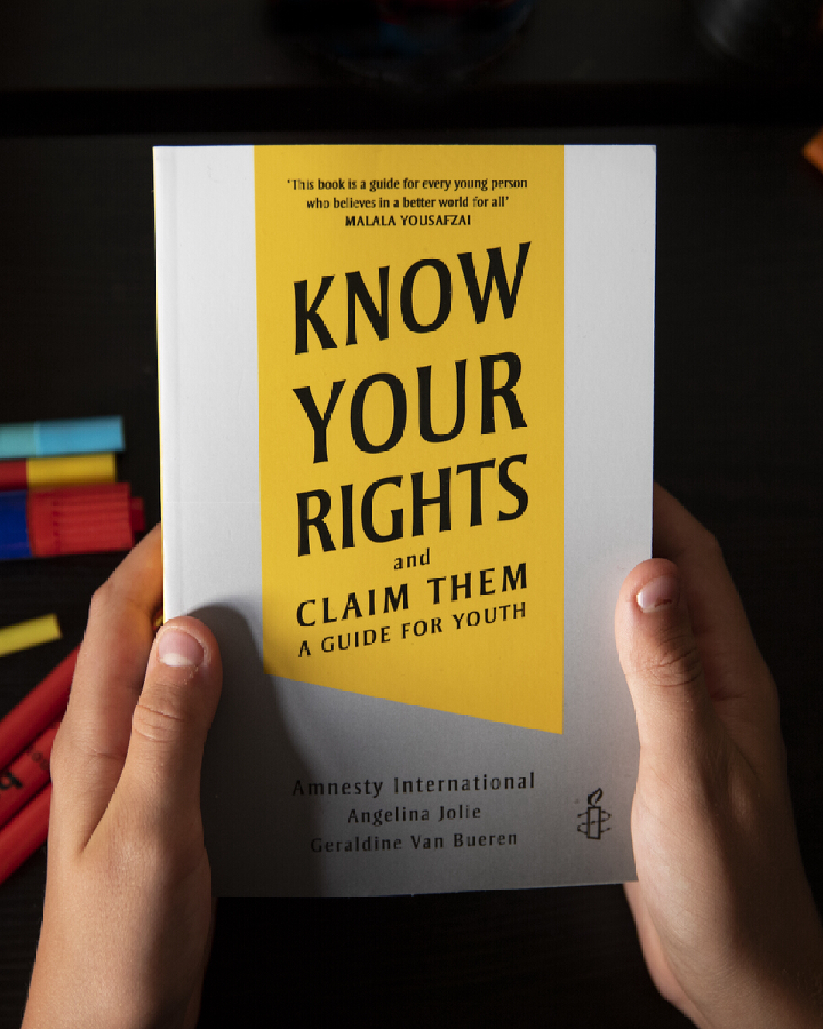 แองเจลินา โจลีร่วมกับแอมเนสตี้เปิดตัวหนังสือ “Know Your Right and Claim Them”