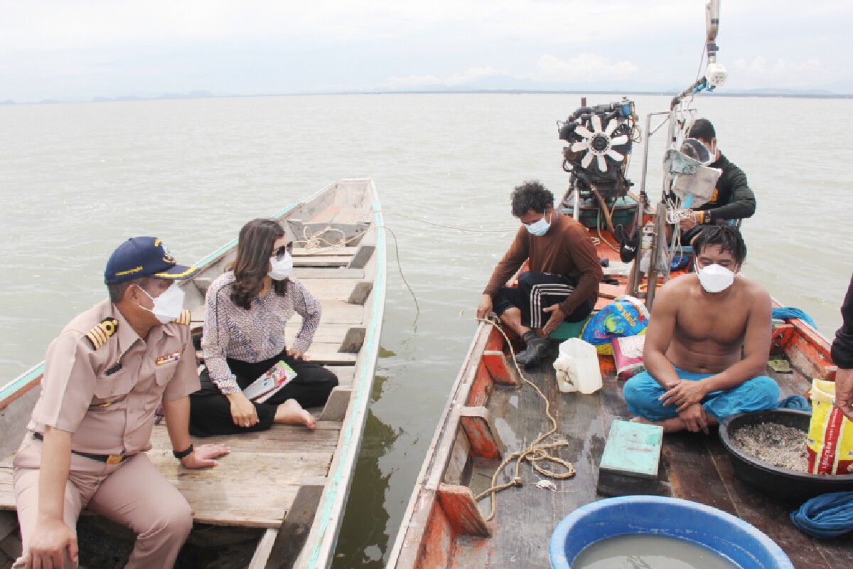 ศรชล. ลงพื้นที่ตรวจสอบทิ้งเศษแก้วอ่าวบ้านดอน