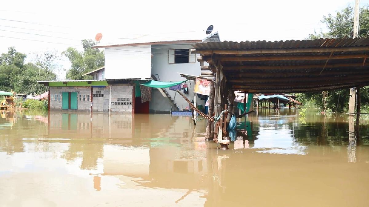 น้ำท่วมต้องย้ายนอนบนถนน-พายเรือปลดทุกข์