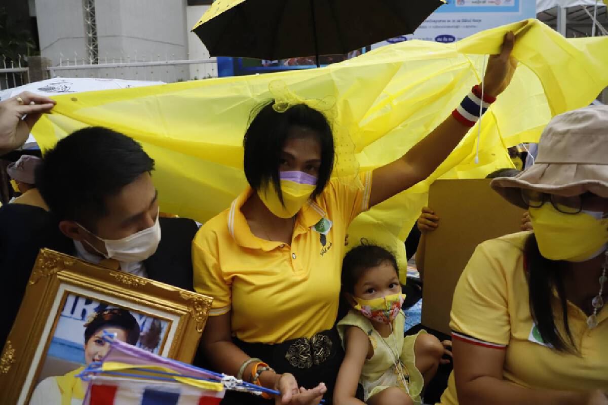 ประชาชนรอเฝ้ารับเสด็จ ในหลวง-ราชินี ทรงวางพวงมาลา วันมหิดล