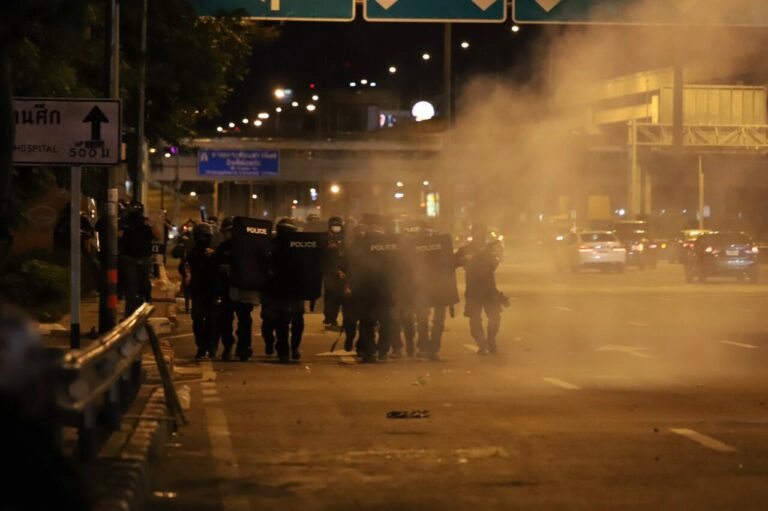 เดือด! ม็อบทะลุแก๊สแยกดินแดง ปะทะ ตร. มีปาระเบิด-ยิงพลุสนั่นต่อเนื่อง