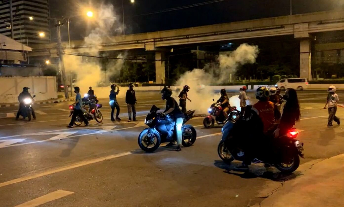 ม็อบทะลุแก๊สป่วนรายวัน รวมตัวจุดประทัด - เผายางรถ ป่วน คฝ. ที่ซอยมิตรไมตรี
