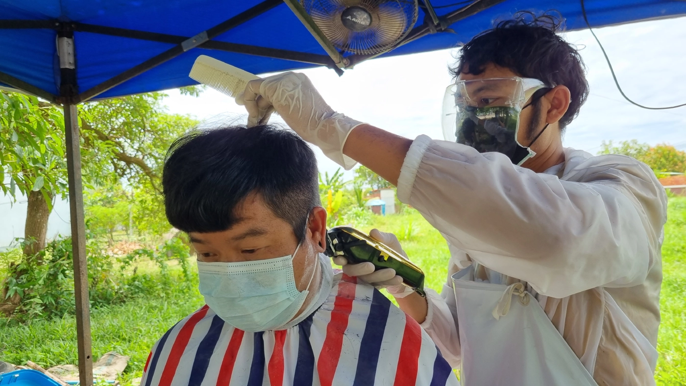 คลายล็อกวันแรก เชิญตัดผมที่ร้านตัดผมคอกแพะ