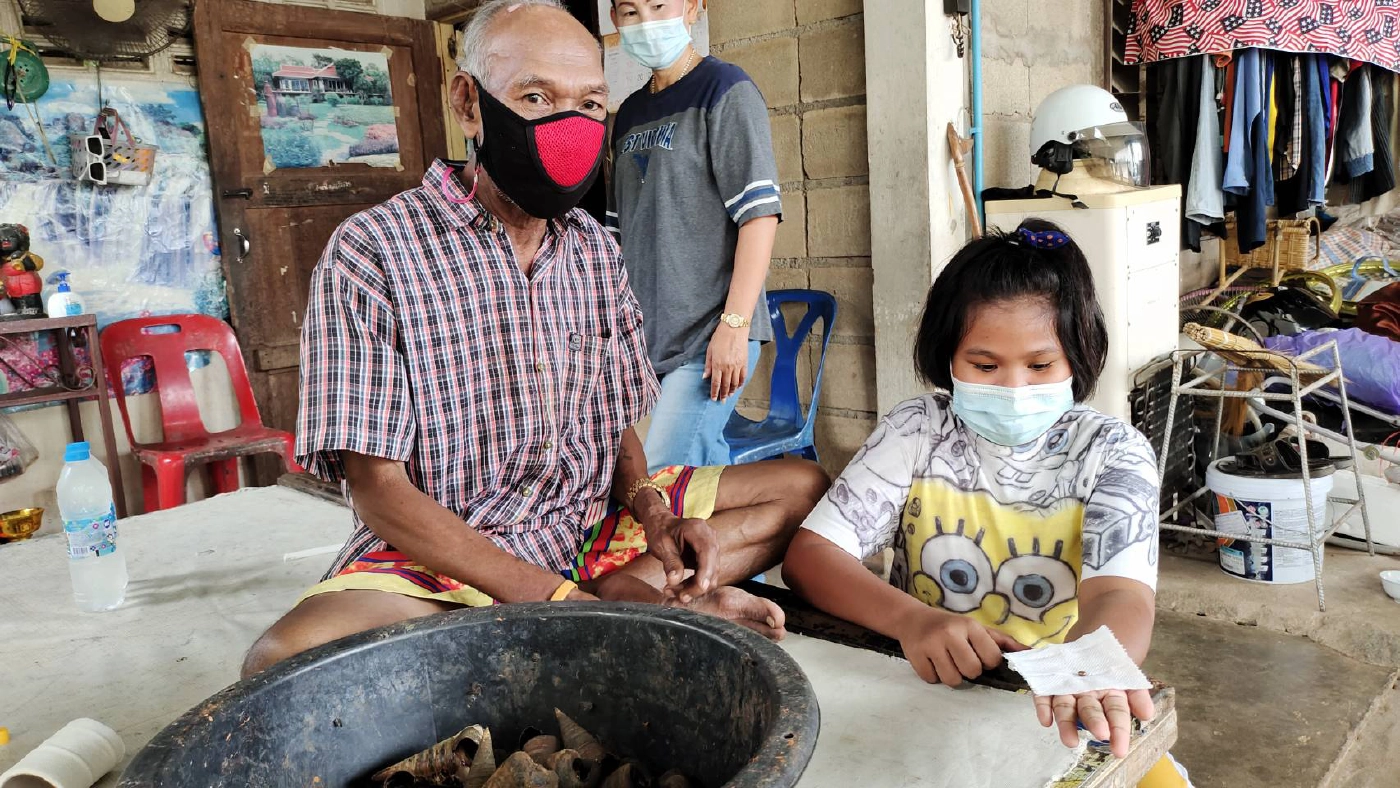 ชาวกระบี่พบ "ไข่มุกดำ" หายากในหอยสันขวานเกือบกลืนลงท้อง