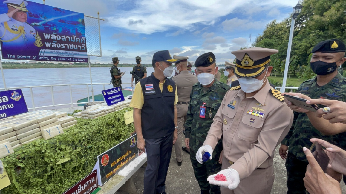 รวบสองหนุ่มลักลอบขนยาบ้าริมโขง1ล้าน3แสนเม็ด