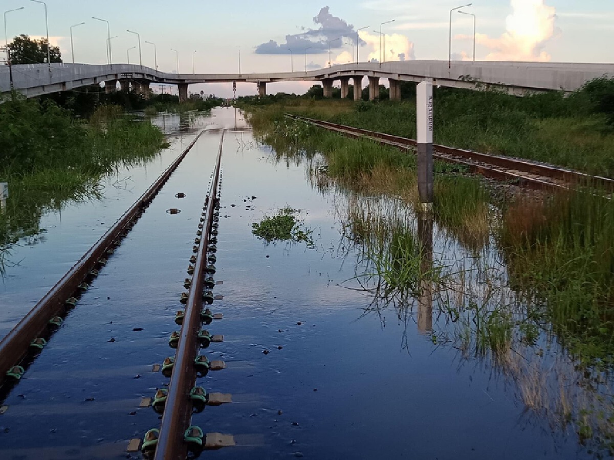 การรถไฟฯ งดเดินรถสายอีสาน 8 ขบวน เหตุถูกน้ำท่วมหนัก
