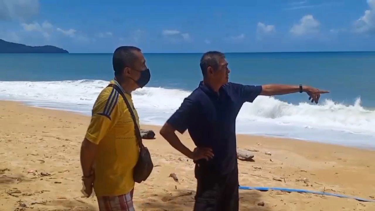 ชาวบ้านภูเก็ตพบก้อนคล้ายอำพันทะเล หนักเกือบ 20 กก.