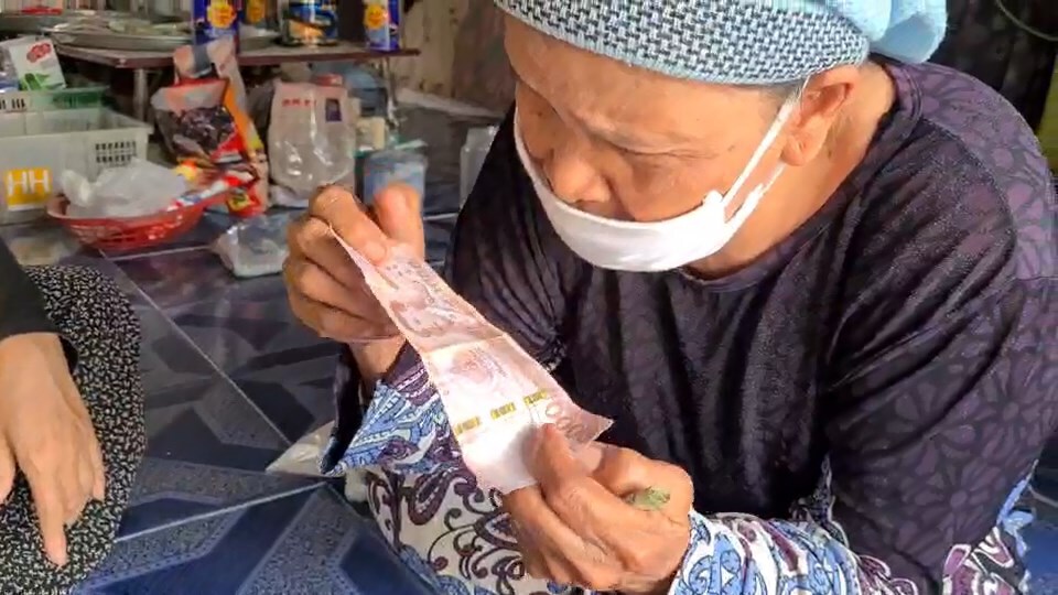 ซ้ำเติม!ยายพิการตาบอด ถูกคนร้ายใช้แบงค์พันปลอมหลอกซื้อของ