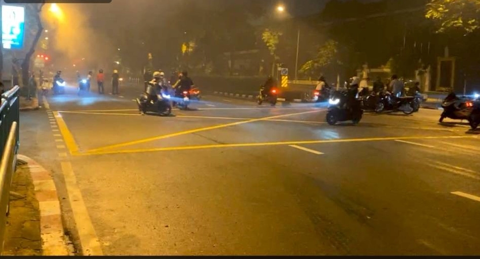 นึกว่าจะสงบ! ม็อบทะลุแก๊สปะทะ คฝ. เดือดที่แยกนางเลิ้ง ควันแก๊สน้ำตาคลุ้ง