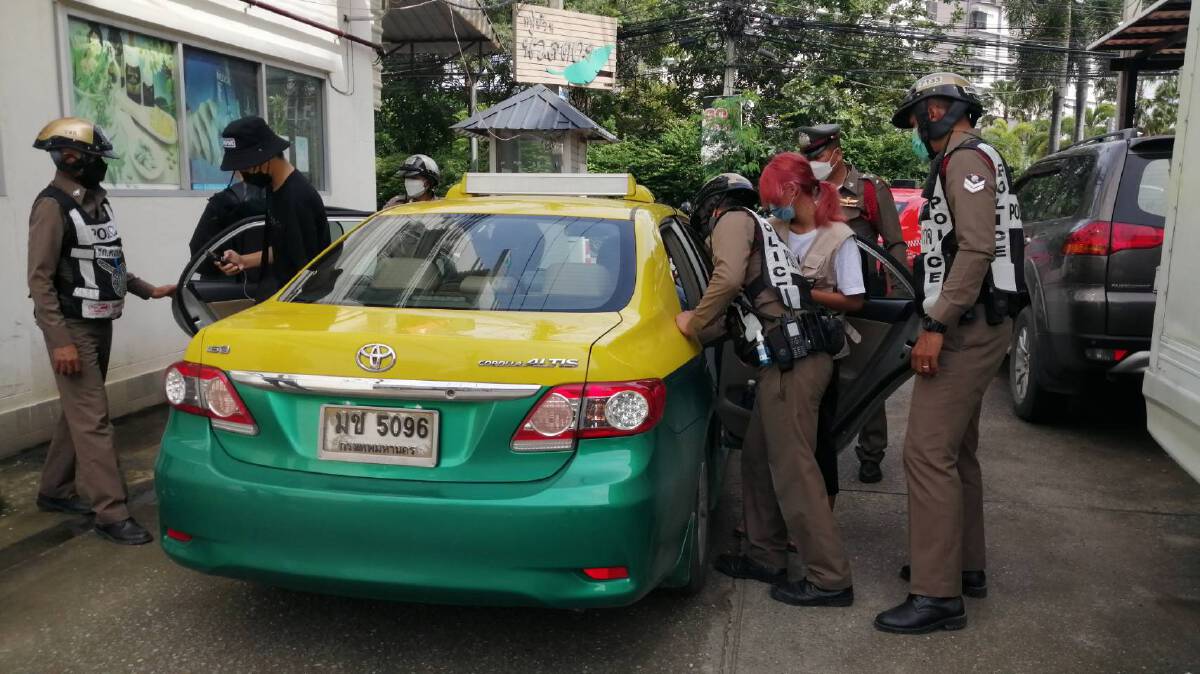 ตำรวจตั้งด่านค้นรถยนต์นศ.กลุ่มแนวร่วมม.ธรรมศาสตร์นัดรวมตัวหน้าหอศิลป์