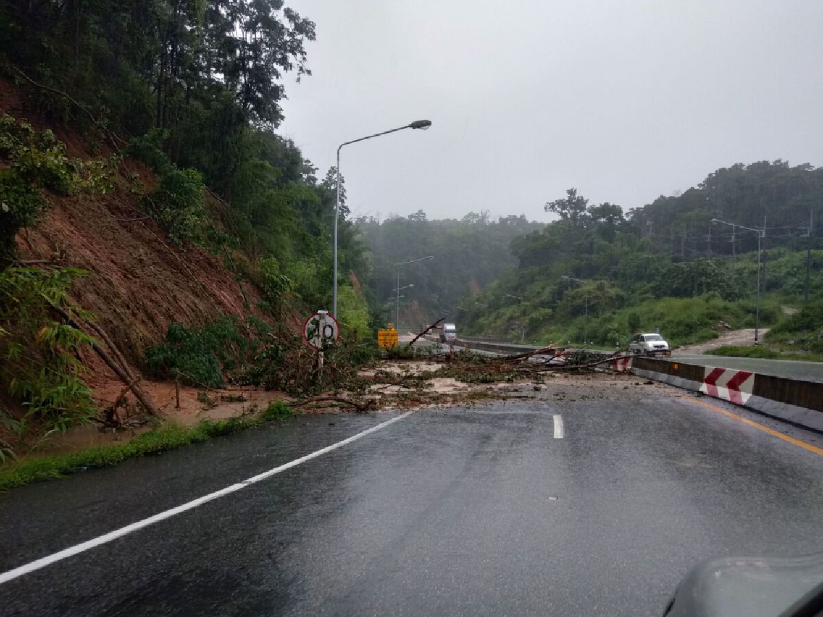 ฝนถล่มทั้งคืน ดินสไลด์ปิดถนนตาก- แม่สอด