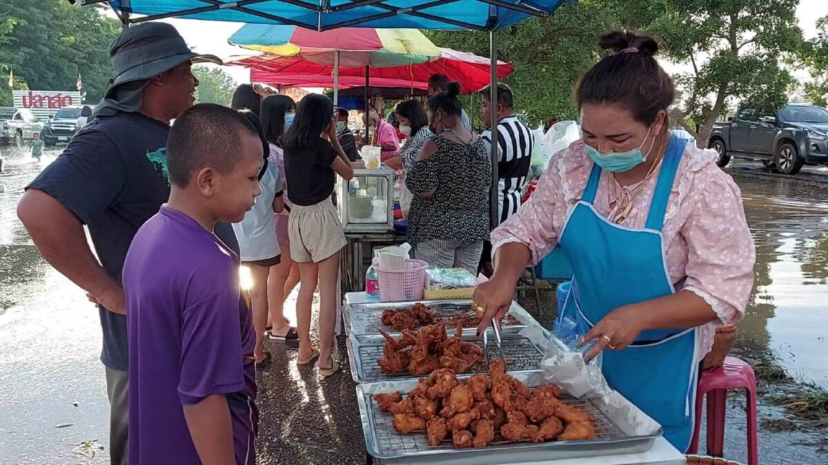 ไม่ขาดรายได้!หนีน้ำท่วมยึดถนนบายพาส-ขายดีกว่าเดิม