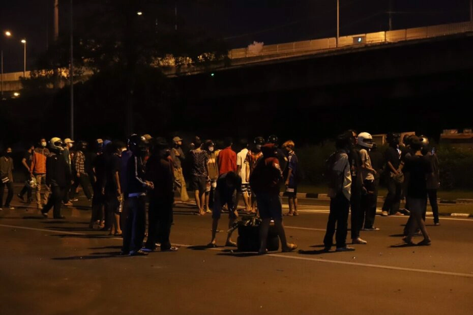 ม็อบดินแดงป่วนไม่เลิก เผายางกลางถนน-ปาประทัดยักษ์สนั่น