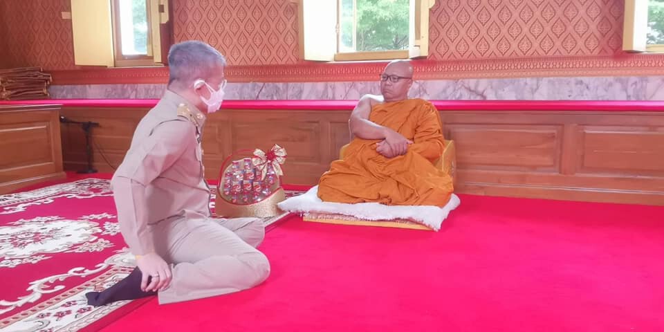 "ผู้ว่าฯ วีระศักดิ์" กราบลาพระหลังย้ายตำแหน่ง