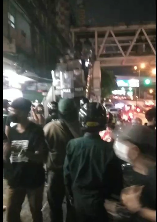 นึกว่าจะสงบ! ม็อบทะลุแก๊สปะทะ คฝ. เดือดที่แยกนางเลิ้ง ควันแก๊สน้ำตาคลุ้ง