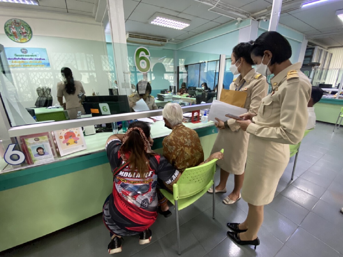 ยายร่ำไห้ดีใจได้โฉนดบ้านคืนแล้วหลังผู้ใจบุญร่วมบริจาค