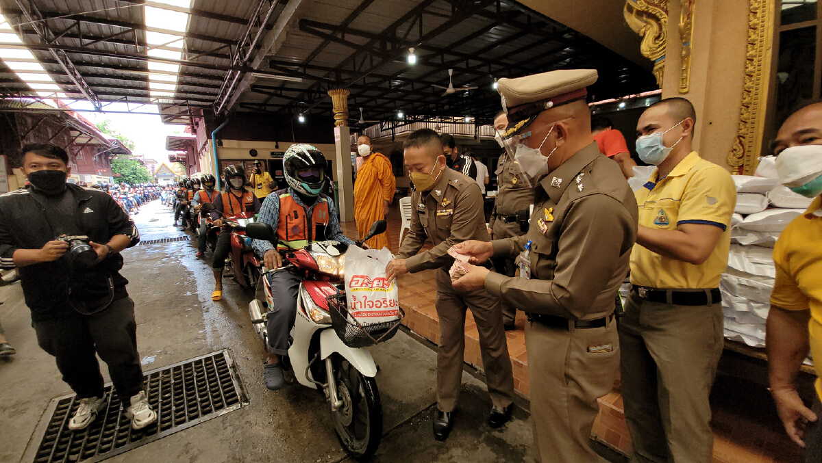 พระครูแจ้ ทำบุญครั้งใหญ่ควักเงิน 300,000 บาทแจกวินจยย.กระทบโควิด-19