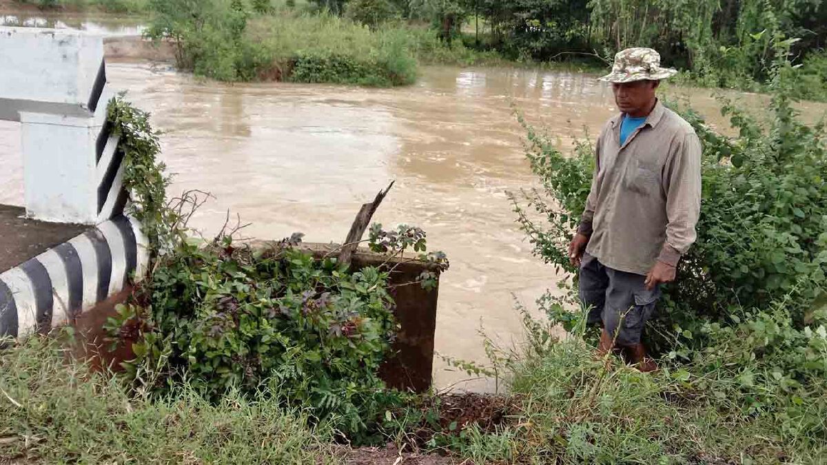 ฝนตกหนักพัดฝายขาดกัดเซาะถนนหาย 1 เลน มวลน้ำทะลักท่วมข้ามถนนชายแดนกัมพูชา