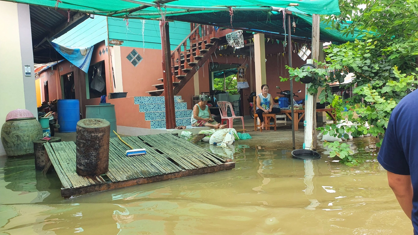 ไม่รอรัฐ!-ขับรถไถฝ่าน้ำขนเสบียงอาหารตระเวนแจกเพื่อนบ้าน
