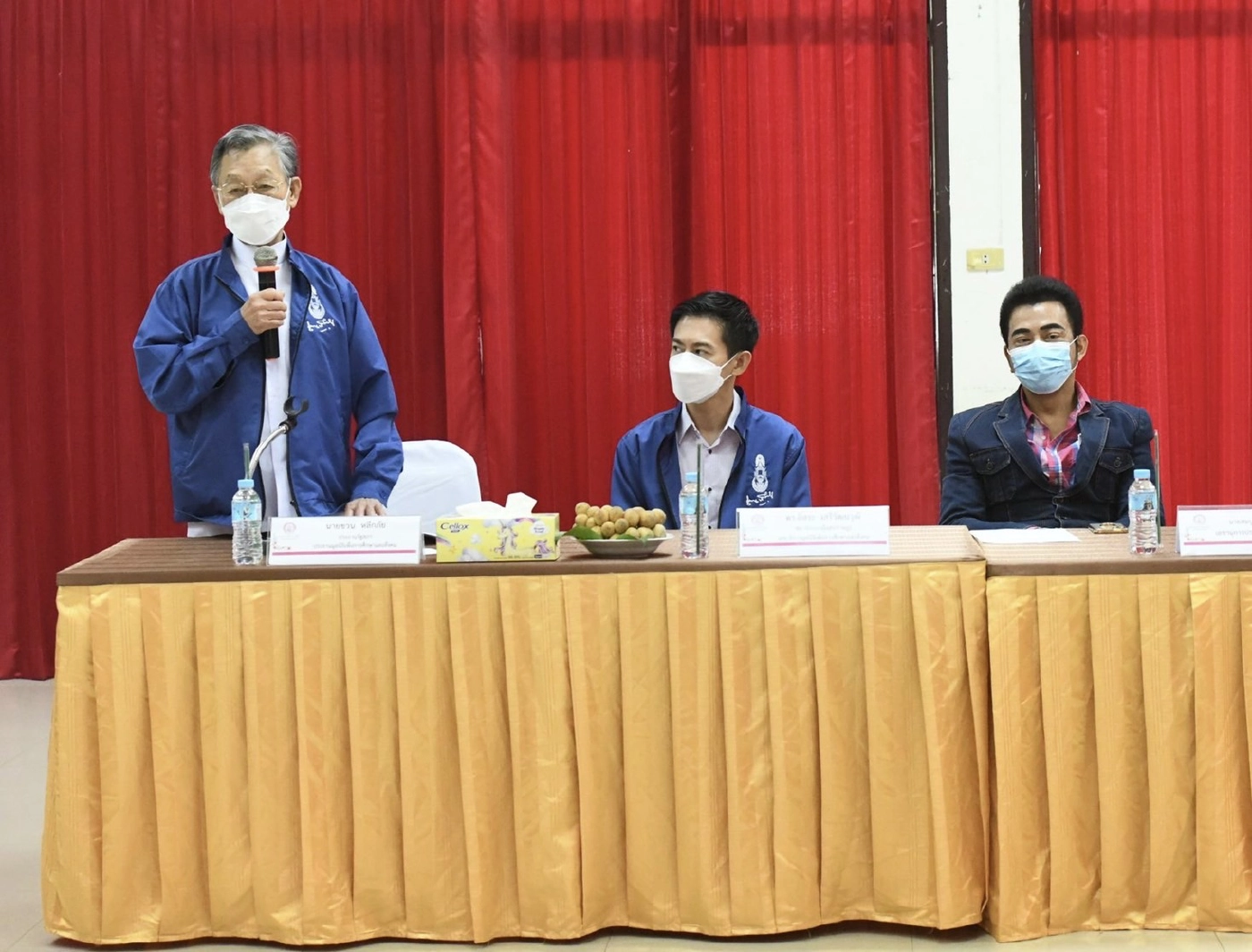 นายชวน ขณะลงพื้นที่จังหวัดอุตรดิตถ์